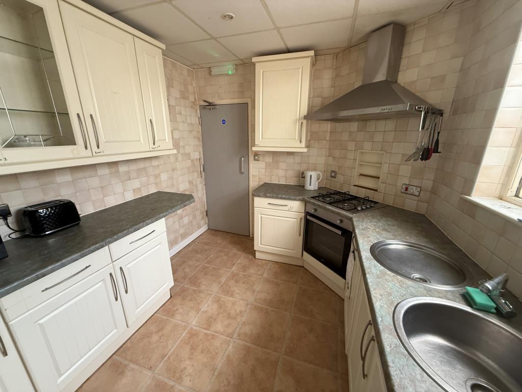 Lot: 121 - SIX-BEDROOM FORMER HMO - Kitchen